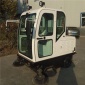 電瓶式戶外灑水吸塵車-全封閉駕駛式小型掃地機-車間工廠區(qū)掃路車